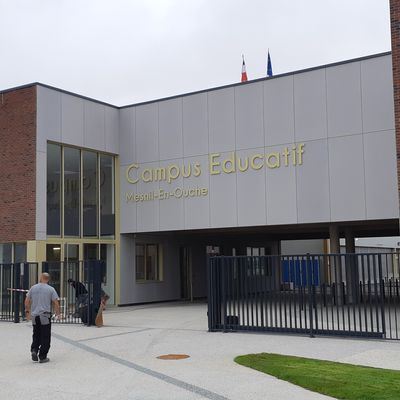 Le campus éducatif de Mesnil-en-Ouche regroupe école et le collège Jacques Daviel. Il accueille également un internat d'excellence