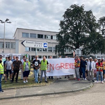 Une cinquantaine de grévistes se rassemblent devant l'usine tous les jours en fin de matinée.