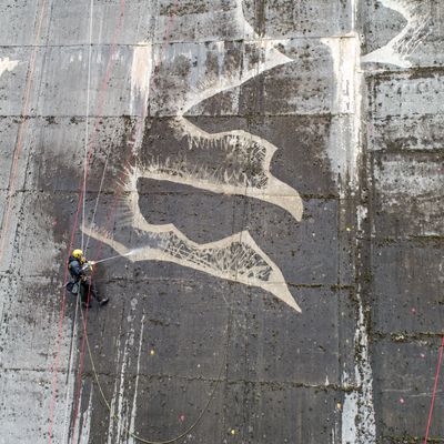 Le chantier de la fresque du lac Vouglans a repris lundi 20 septembre pour une durée d'un mois.