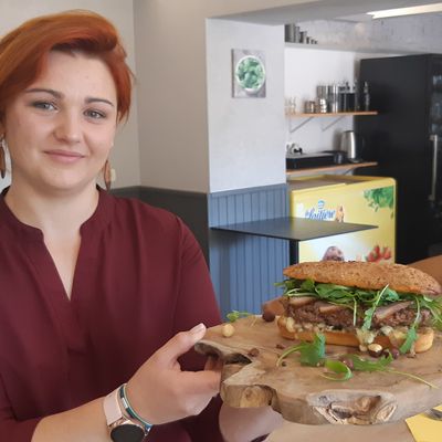 Emeline Chaniat, restauratrice à Champs-Sur-Yonne (Chez Emeline) fait partie des quatorze finalistes du World Burger Contest grâce à son Burger croustillant au magret de Canard 