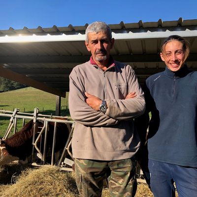 Jean-Luc Latet et sa fille Laetitia, éleveurs laitiers près de Périgueux, s'inquiètent pour l'avenir.