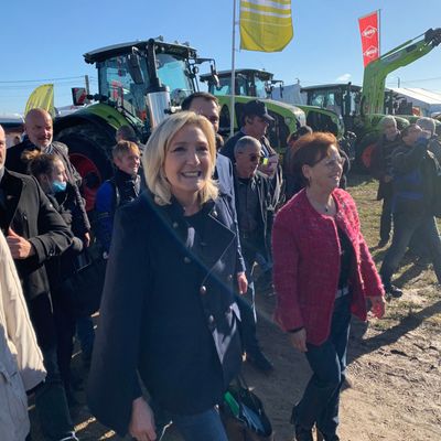 Marine Le Pen candidate à l’élection présidentielle en visite à la foire agricole de Poussay dans les Vosges