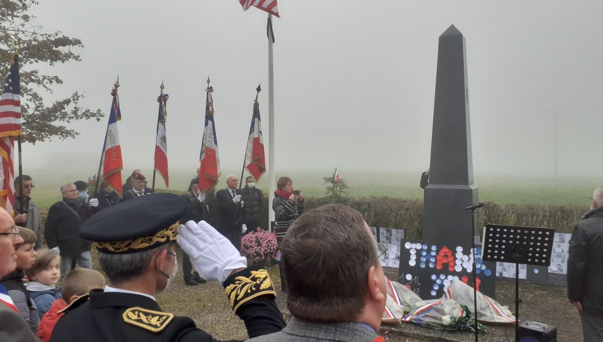 La cérémonie d'hommage aux soldats afro-américains du 369ème régiment d'infanterie américain à Séchault