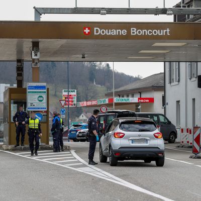 Durcissement en Suisse pour faire face à la montée inquiétante du covid de l'autre côté de la frontière : le télétravail sera obligatoire dés lundi et le passage à la douane très surveillés  