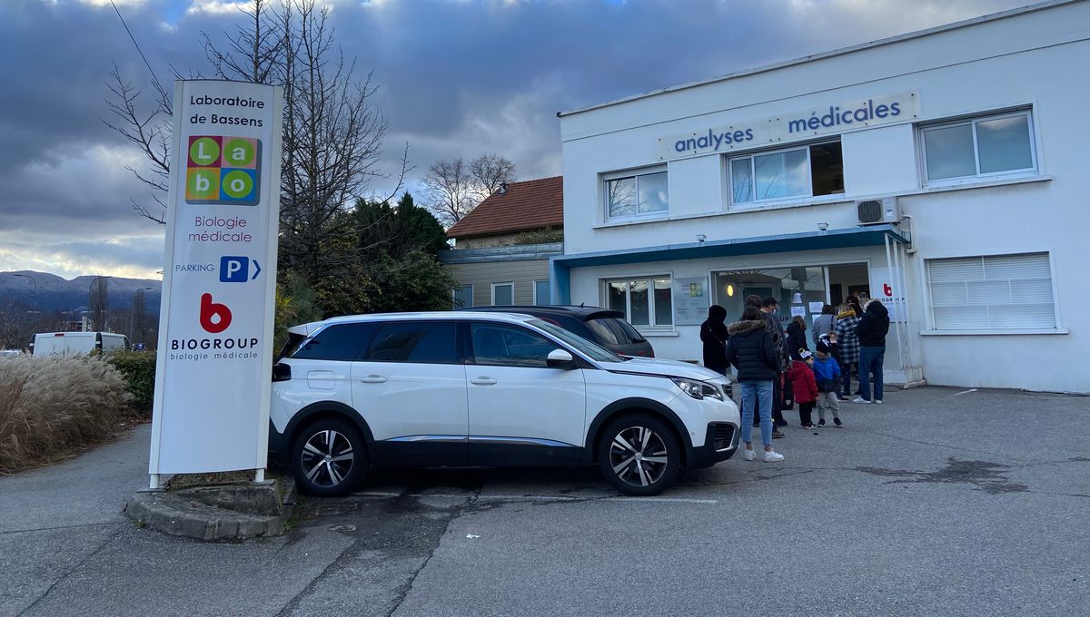 Devant ce laboratoire de Bassens en Savoie, la file d'attente se forme avant même l'ouverture.