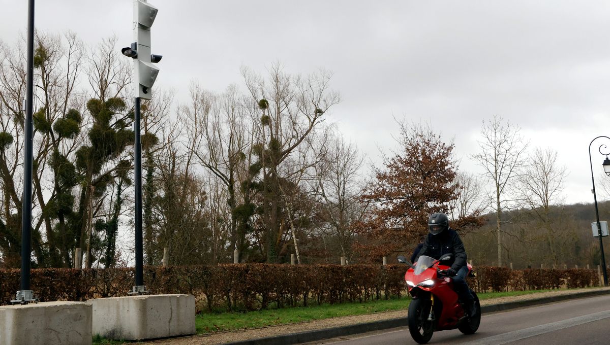 L'un des premiers radars sonores installés sur la RD46 à Saint-Lambert-des-Bois dans les Yvelines, une route très fréquentée par les motards le week-end