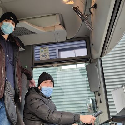 Jaleel et Zinédine (au volant), deux des trois membre de la première promotion du campus mobilité