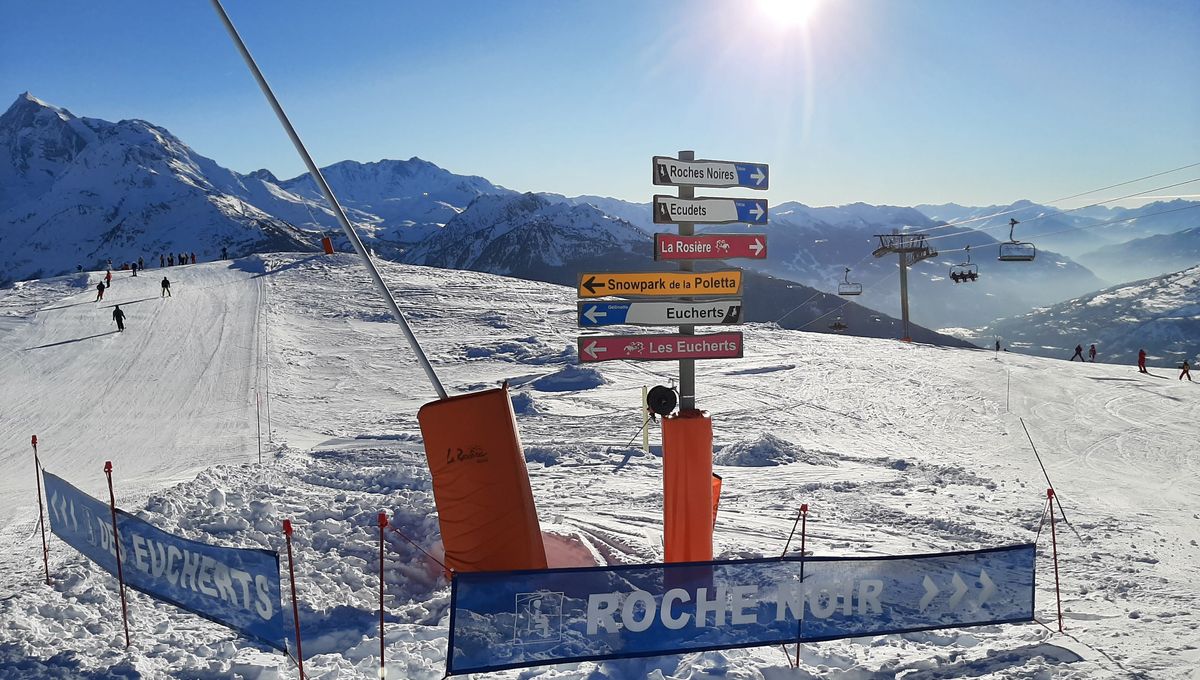 La bifurcation entre les deux pistes bleues ne présente pas de dangerosité apparente mais marque un changement de direction entre les skieurs qui redescendent dans deux quartiers distincts de la station.