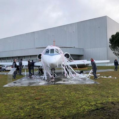 Un avion recouvert de PQ devant l'usine Dassault à Martignas.