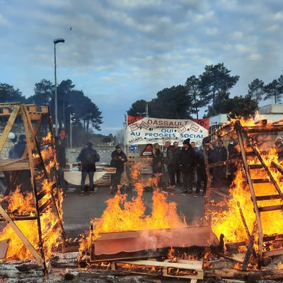 Le piquet de grève mardi 5 avril devant l'entrée de l'usine Dassault à Martignas-sur-Jalle en Gironde