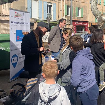 Sur le marché ce jeudi à Fuveau, les habitants pouvaient venir récupérer directement leur nouvelle carte de fidélité. 