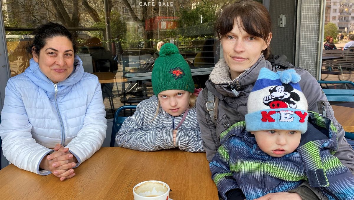 Lioudmila (à droite), avec ses deux enfants et Ailin, qui accueille la famille chez elle à Lingolsheim