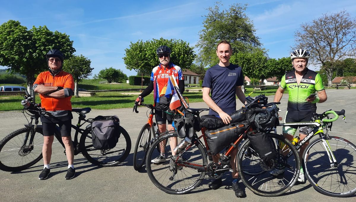 Fabien Devilliers (deuxième en partant de la droite) accompagné de trois Creusois venus pédaler quelques kilomètres avec lui.