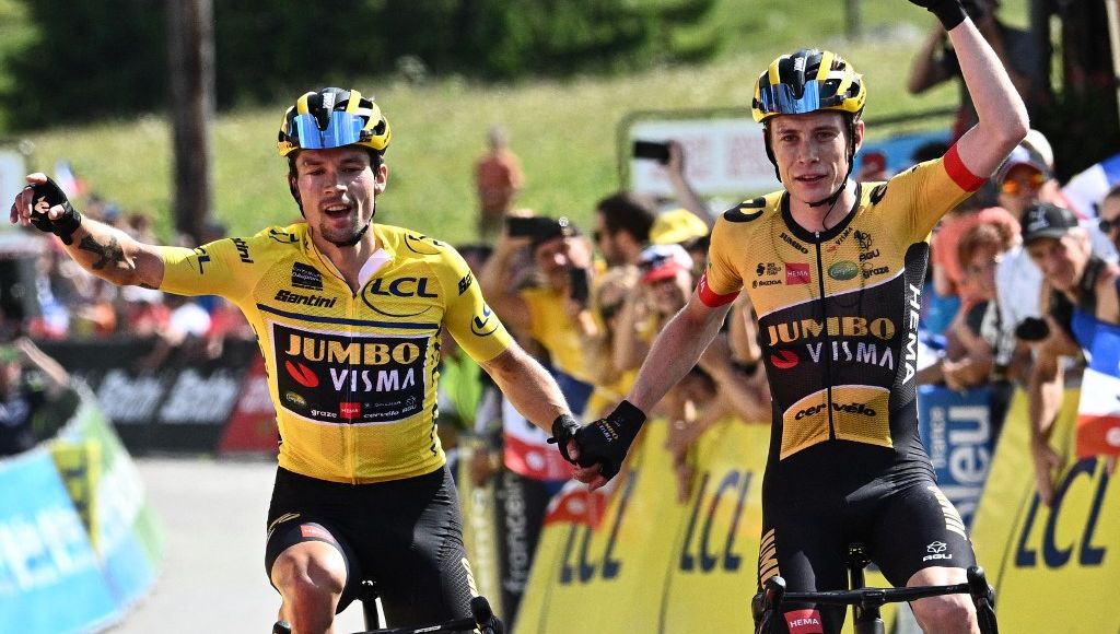 Primož Roglič (à gauche) remporte le Critérium du Dauphiné, son coéquipier Jonas Vingegaard (à droite) s'impose sur la 8e étape