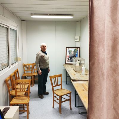 Jean-Luc Doutart, maire de Cizancourt, dans le cabanon de chantier qui fera office de bureau de vote. 