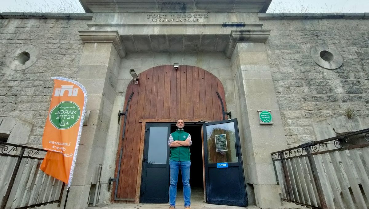 Yohann Grandjean devant l'entrée du Fort Lucotte sur la commune de St-Antoine