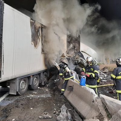 Le camion a percuté le pilier de la bretelle d'accès à l'autoroute A2 à Marly près de Valenciennes.