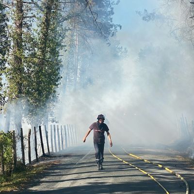 Les pompiers ont fixé le feu vers 19h30, mais restaient sur place pour éviter des reprises.