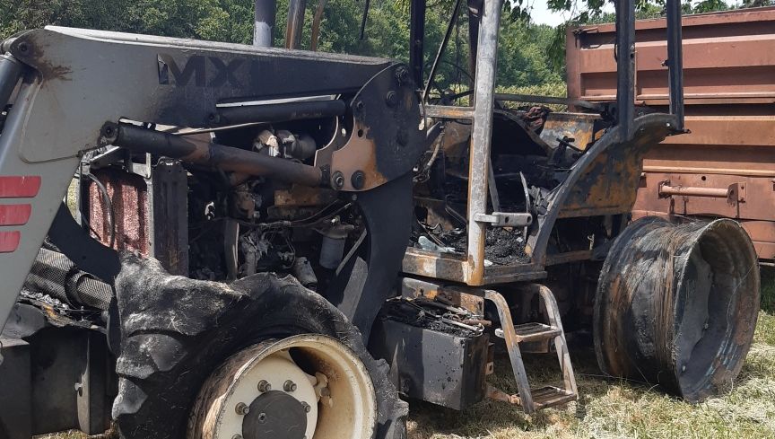 Le tracteur a été entièrement calciné. 