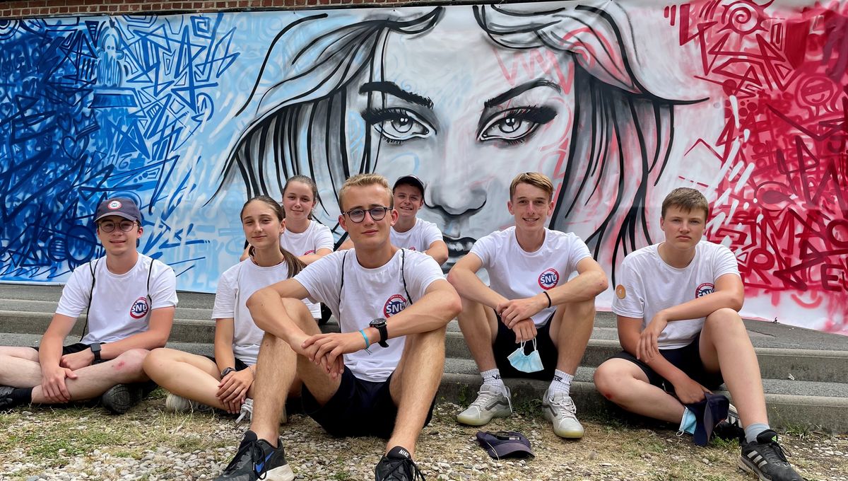 Les jeunes volontaires ont créé une fresque avec l'aide d'un artiste sur le centre de l'Union Française des Centres Vacances (UFCV) à Bouvines.