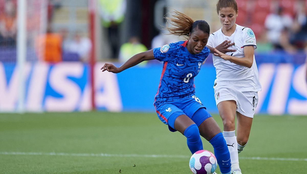 La footballeuse française Grace Geyoro dimanche soir à Rotherham (Angleterre) face à l'Italienne Elena Linari