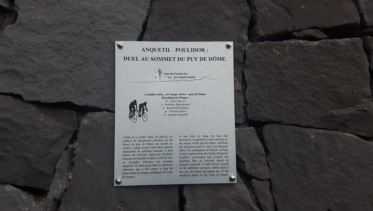 La (petite) plaque apposée au sommet du Puy de Dôme pour les 50 ans du duel légendaire Anquetil Poulidor lors du Tour de France 1964.