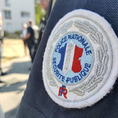 Les policiers ont été ciblés par le forcené, sans être touchés ; ils ont répliqué, le quadragénaire a été touché à l'épaule.