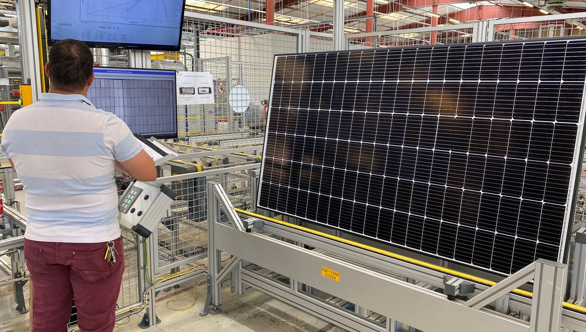 Contrôle d'un panneau photovoltaïque chez Voltec Solar à Dinsheim sur Bruche en Alsace