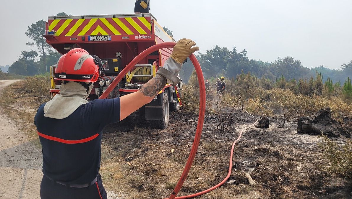 Un pompier luttant contre le feu de Landiras durant l'été 2022. 