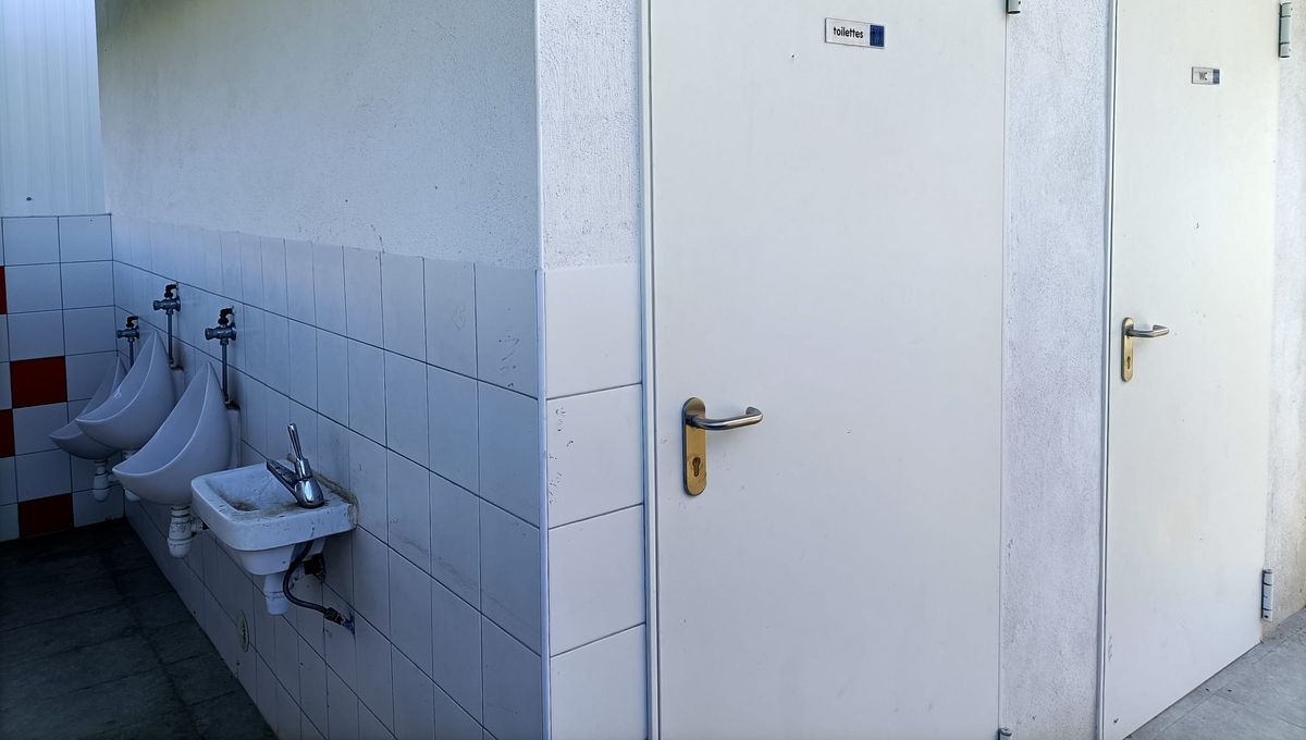 Les urinoirs sont accessibles mais les cabines sont fermées à clef dans ces toilettes publiques à Teyran.