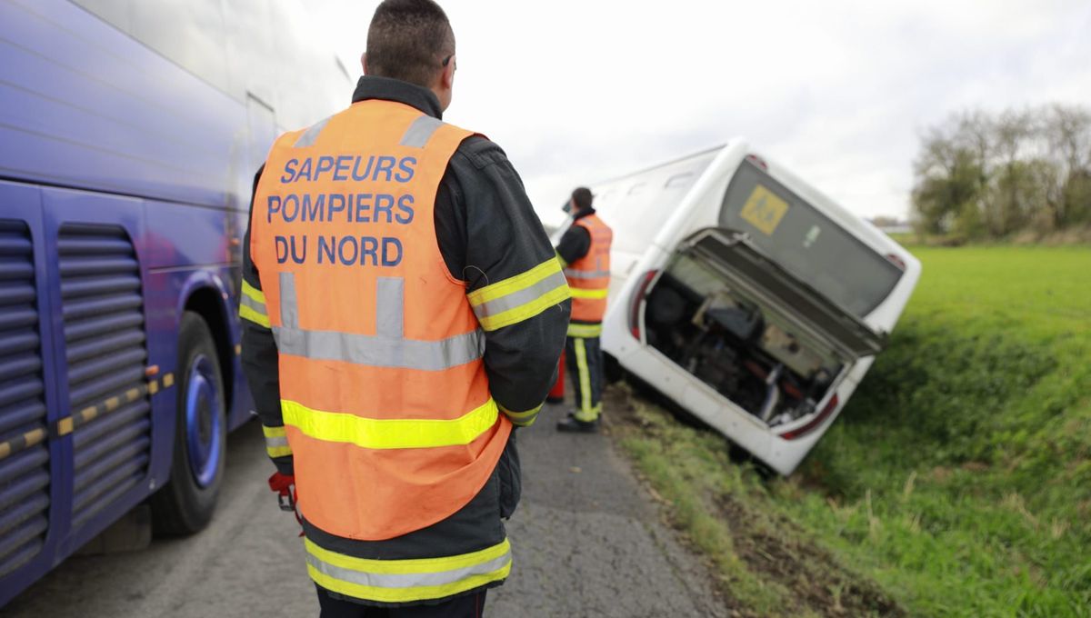 Le bus est tombé dans un fossé en milieu de journée.