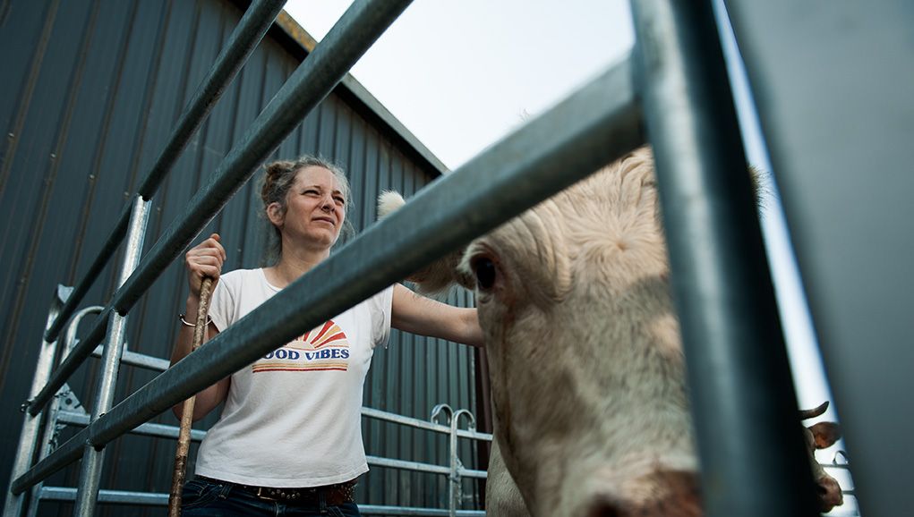 Emilie Jeannin dans son abattoir ambulant.