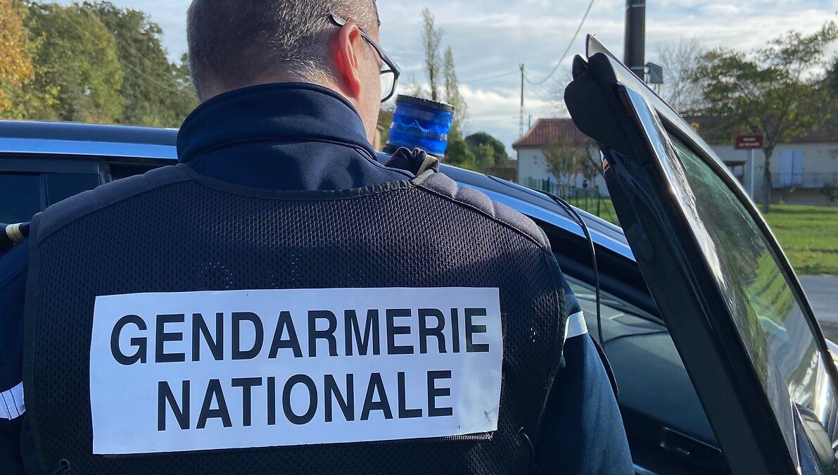 Un Vésulien de 34 ans a forcé un barrage de gendarmes dimanche 11 décembre matin à Vesoul et Pomoy. Après avoir ouvert le feu trois fois en direction des pneus, l'homme a été interpellé.