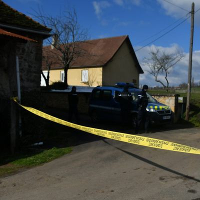 C'est dans cette maison en arrière-plan à Salagnac (Dordogne) qu'un homme de plus de 86 ans a tué son fils de 59 ans avec un fusil ce samedi.