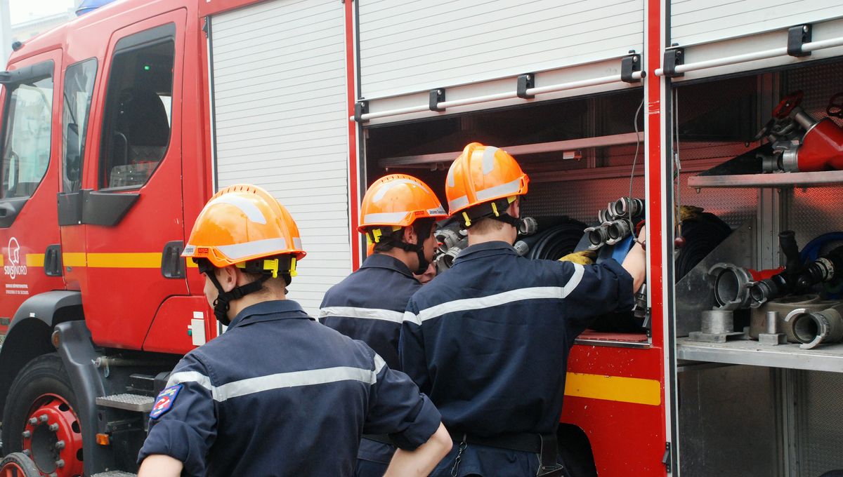 Les pompiers ont mis en place des barrages de paille pour freiner la diffusion de la nappe de purin