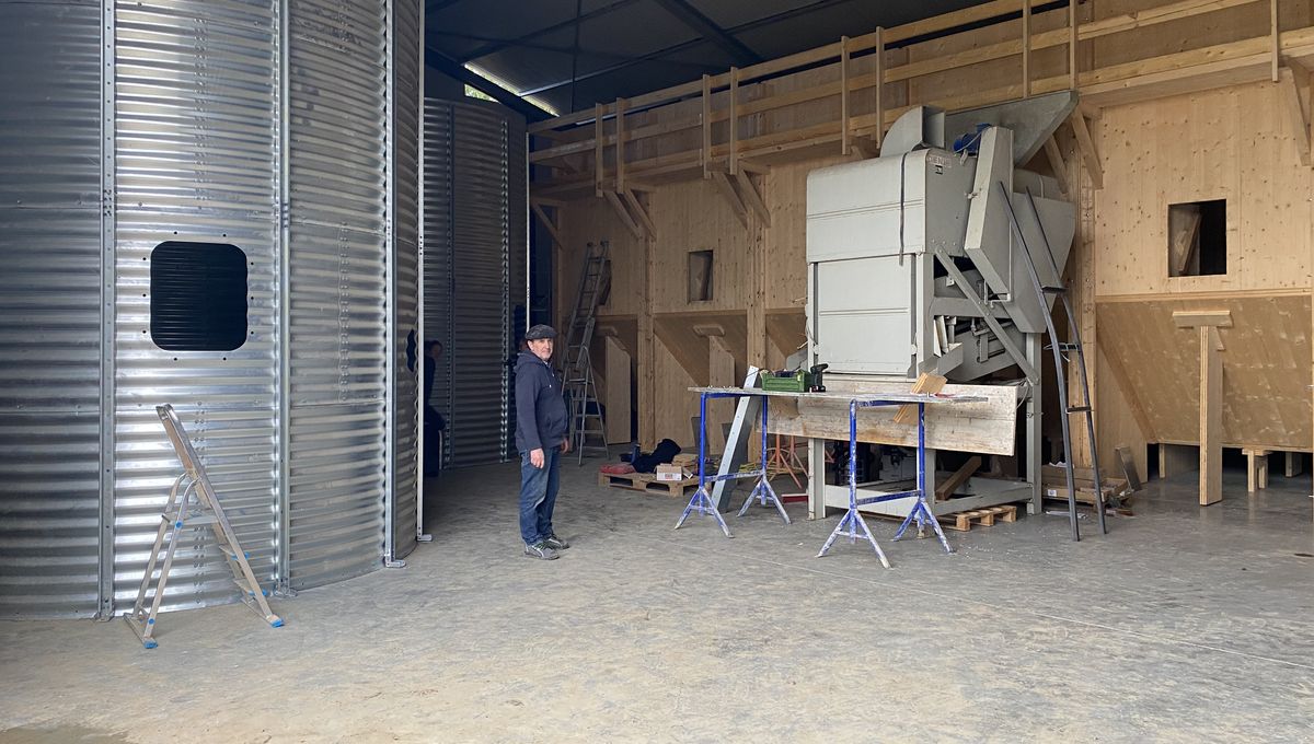 Dans ce hangar situé à Mugron, la minoterie prend forme, avec ces silos à taille humaine.