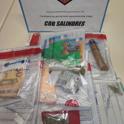 Les gendarmes ont notamment mis la main sur plusieurs pochons de cocaïne et un couteau.