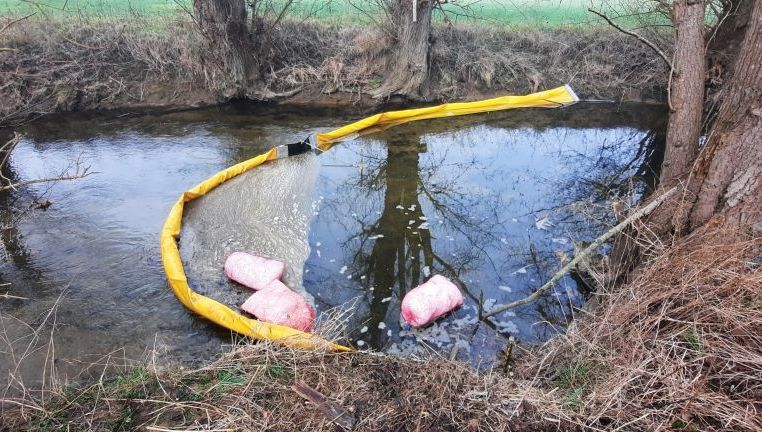 L'un des barrages installés pour contrôler la nappe polluante