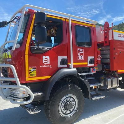 Camion citerne feu de forêt pompiers Ardèche
sdis 07
incendie