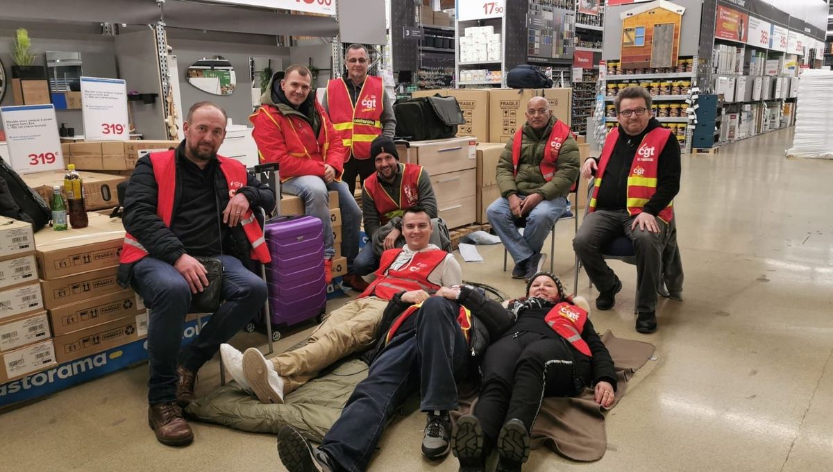 Les salariés de Castorama Lampertheim passent la nuit dans le magasin pour la revalorisation de leur salaire.