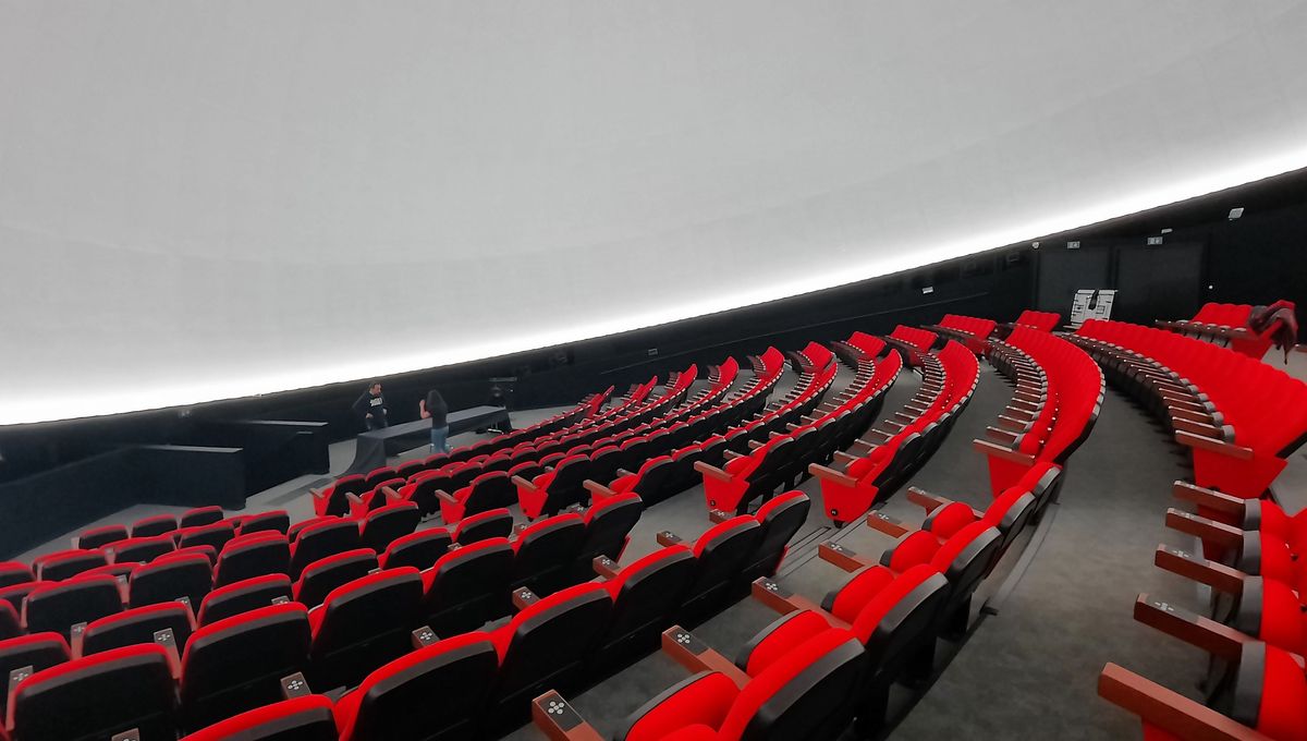 Le planetarium de Vulcania mesure 22 mètres de haut et peut accueillir 314 spectacteurs.