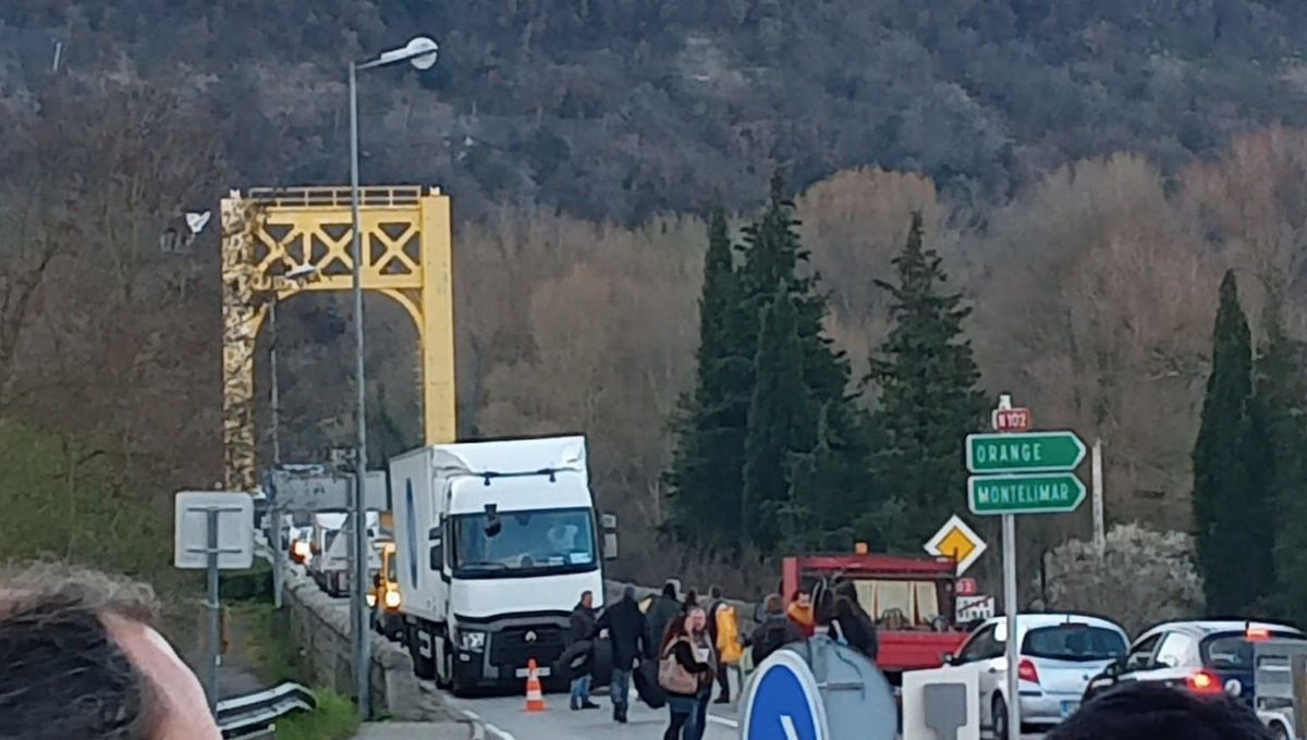 Une trentaine de manifestants bloquent le pont jaune de Saint-Didier-Sous-Aubenas.