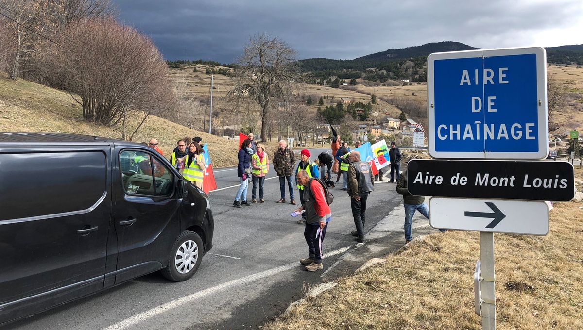 Une cinquantaine de militants opposés à la réforme des retraites ont mis en place un barrage filtrant