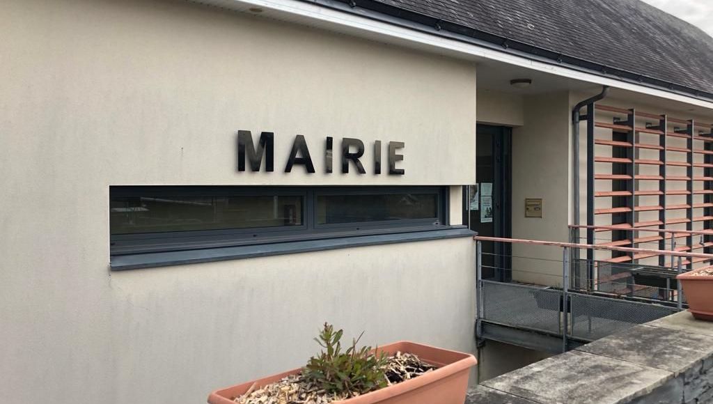 Pierre Paterne, le maire de Bouessay dans le Sud-Mayenne, a rendu hommage à Monique, l'Atsem qui travaillait à l'école de la commune.