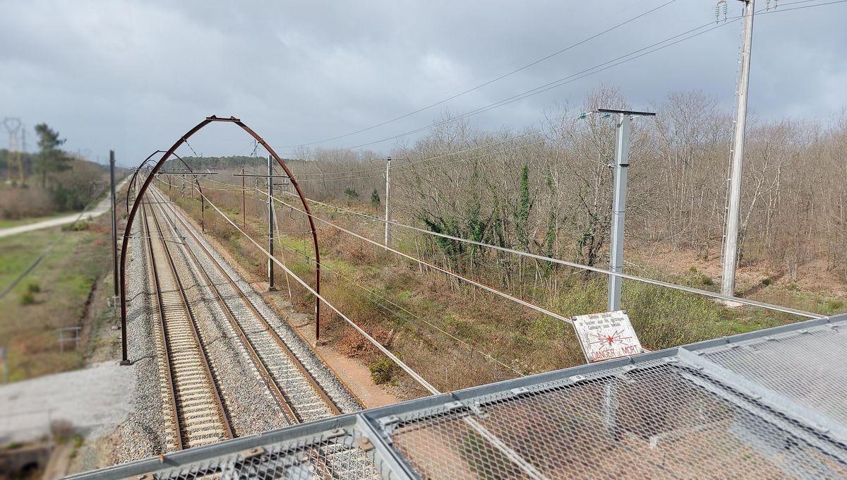 Le site de Croix d'Hins en bordure de voie ferroviaire