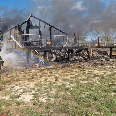 Un feu d'habitation s'est déclaré ce vendredi au sein d'une scierie à Montignargues, près de Saint-Geniès-de-Malgoires (Gard).