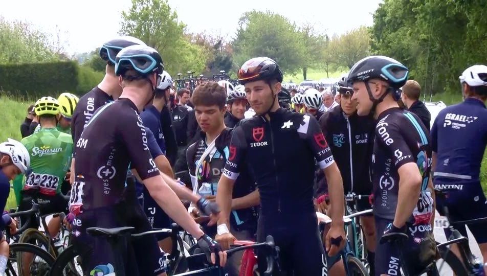 La sixième étape du Tour de Bretagne a été annulée, dimanche 30 avril, après une lourde chute du peloton, en Ille-et-Vilaine.