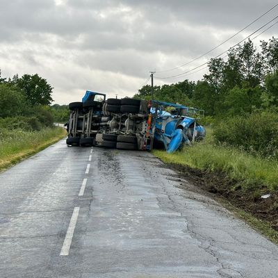 Le camion toupie s'est couché sur la route.