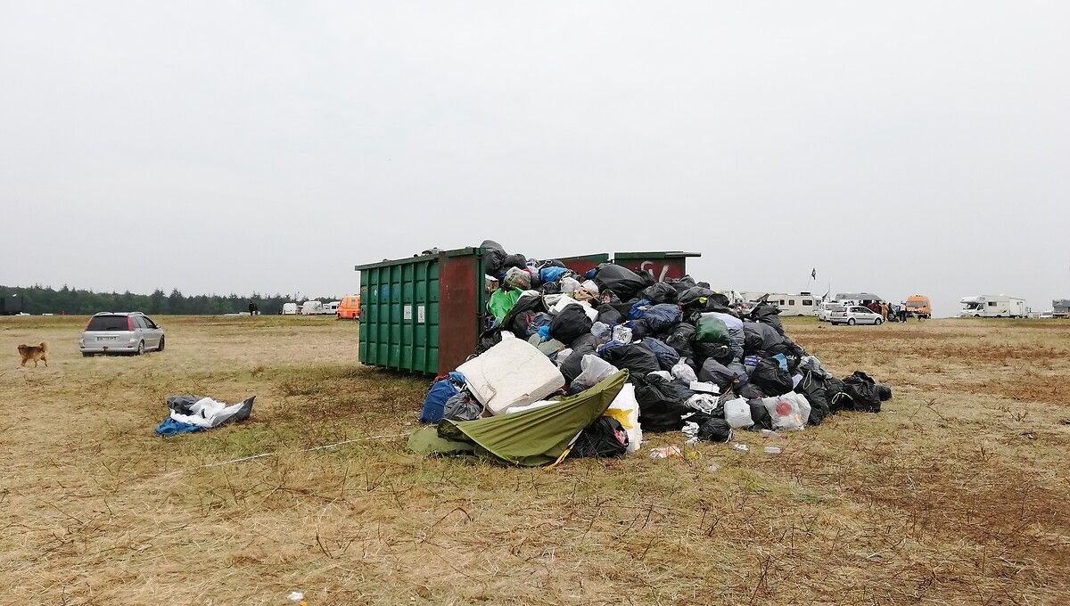 Des bennes à ordures pleines sur le site du Teknival de Villegongis (Indre), lundi 22 mai 2023.