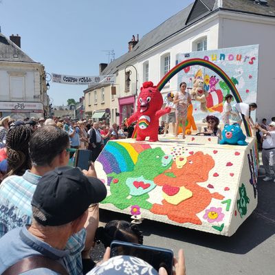 Un char aux couleurs des Bisounours dans les rues de Vibraye.